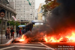 Manifestantes atearam fogo a pneus em ato contra o impeachment ao lado da Praça da Bandeira em São Paulo.