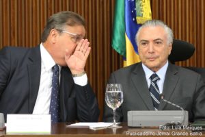 Ministro Geddel Vieira Lima e o presidente interino Michel Temer . Citação do nome de Temer em delação de Sérgio Machado evidencia falência moral do governo. 