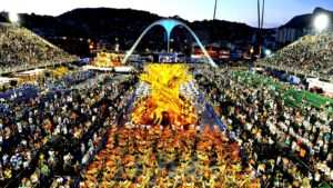 Compara-se a política brasileira com o desfile das escolas de samba ou até mesmo com uma partida de futebol.
