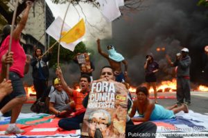 Manifestantes atearam fogo a pneus em ato contra o impeachment ao lado da Praça da Bandeira em São Paulo.