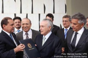 O golpe é consumado quando Michel Temer é notificado a assumir, interinamente, a presidência da República.