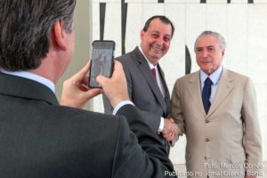 Presidente interino Michel Temer posa para fotografia ao lado de cidadão. Artigo aborda as implicações da extinção do Ministério da Cultura pelo governo Temer “A extinção do Minc é só a primeira demonstração de obscurantismo e ignorância dada por esse Governo ilegítimo. O pior ainda está por vir. Vem aí a pacoteira de desmonte de leis trabalhistas, a começar pela mudança de nossa definição de trabalho escravo, para a alegria do sorridente pato da FIESP, que pagou a conta do golpe” – Wagner Moura. Como se não bastasse o golpe da direita coxinha contra o Estado de Direito, colocando em derrocada a 