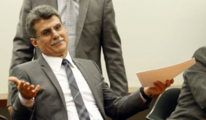 O segundo golpe – o da farsa – é o que ocorre atualmente, quando um plenário duvidoso caça 54 milhões de votos com a finalidade de “safar” políticos corruptos 